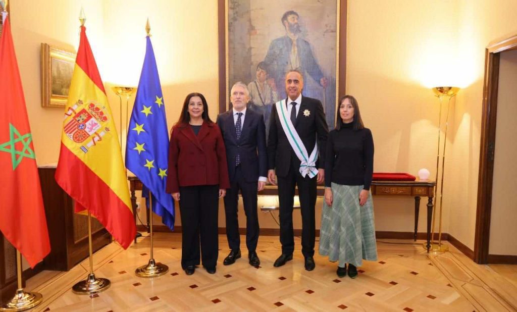 المدير العام للأمن الوطني ولمراقبة التراب الوطني يتقلد وسام الصليب الأكبر للاستحقاق للحرس المدني الإسباني