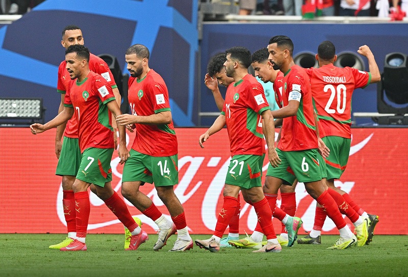 المغرب يطارد تأهلا مبكرا في قمة حاسمة أمام عمان