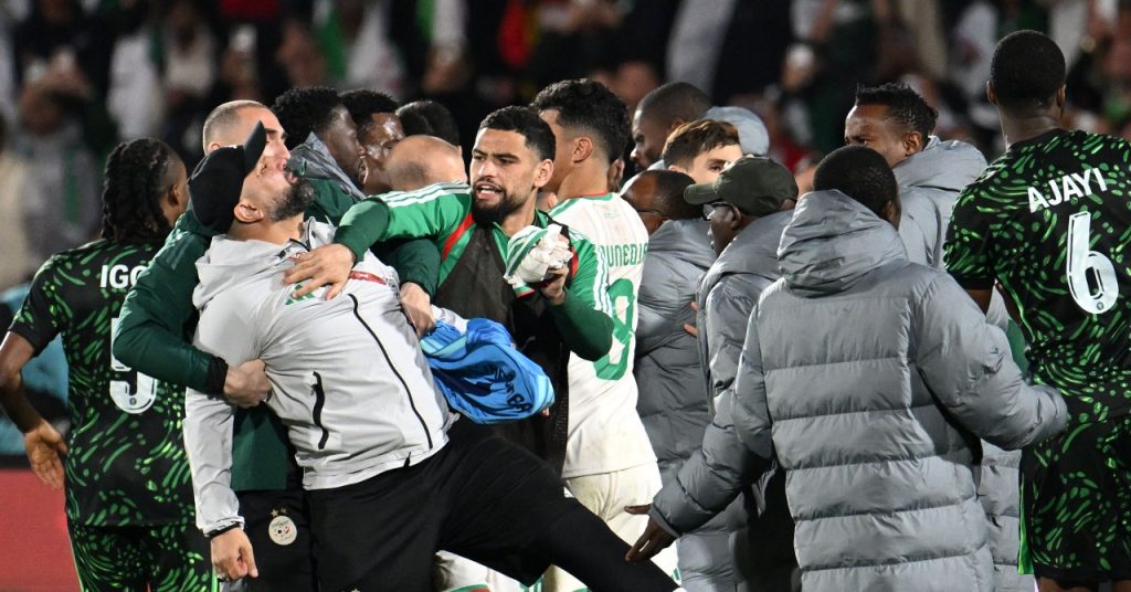 الكاف تعاقب المنتخب الجزائري بعقوبات مالية وإيقافات ثقيلة بعد أحداث ربع النهائي
