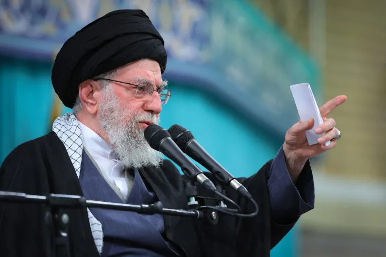 تضارب الأنباء حول مصير خامنئي.. إسرائيل تعلن “مقتله” وطهران تتحدث عن “حرب نفسية”