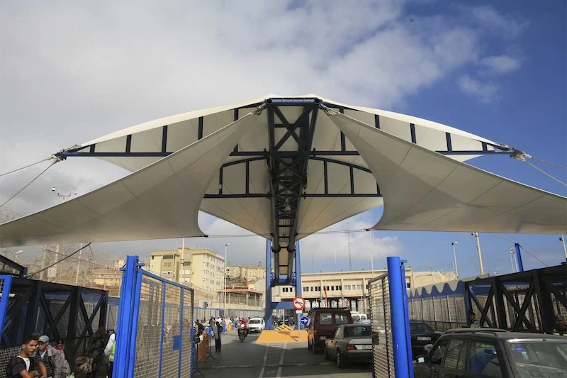 “شباكية وزيتون” تشعل الجدل بمعبر سبتة