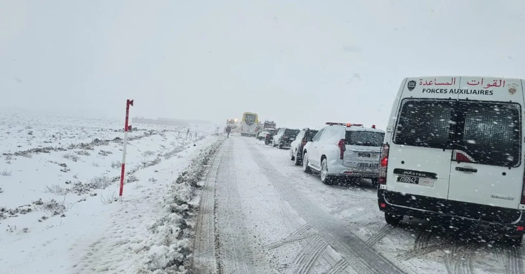ثلوج كثيفة تربك السير بإفران وتغلق محاور طرقية رئيسية