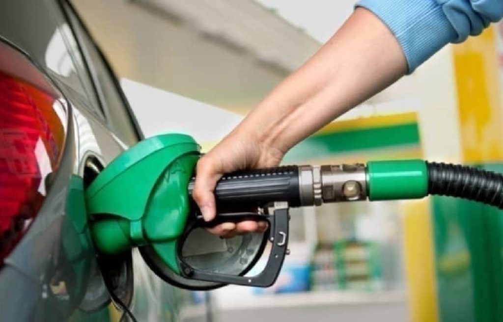 الغازوال يزيد بدرهمين والبنزين بـ1.44 درهماً ابتداءً من الغد