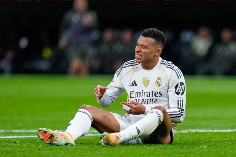 زلزال طبي في مدريد.. إقالة الطاقم الطبي بسبب فحص الركبة “السليمة” لمبابي