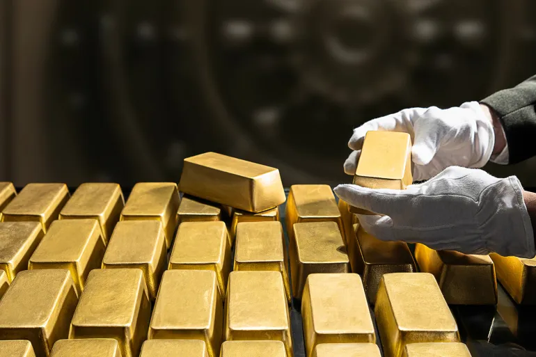 الدولار يحطم التوقعات ويقترب من أعلى مستوياته