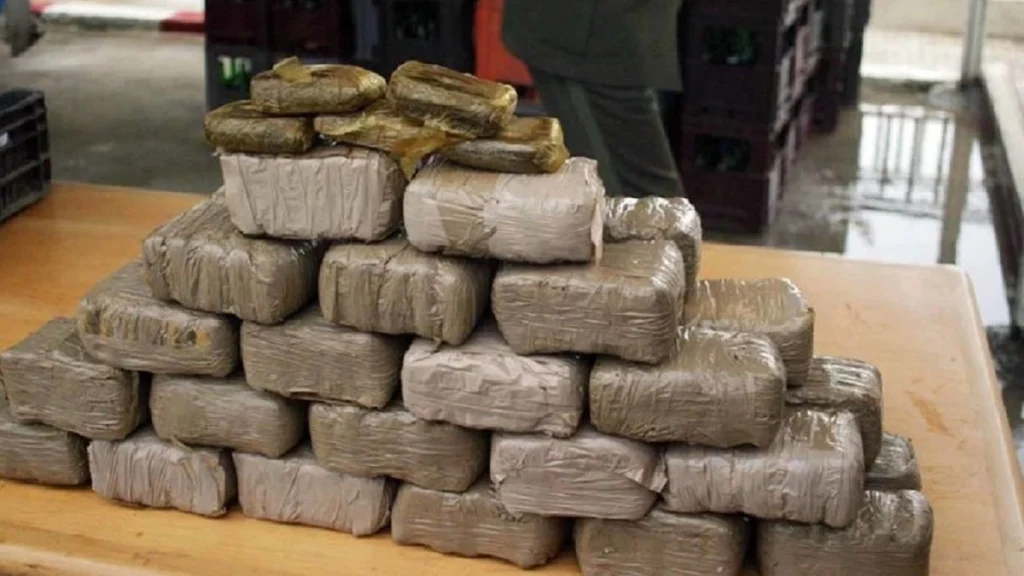 ضبط 8.6 طن من الشيرا وإيقاف ثلاثة أشخاص في عملية أمنية ببوجدور