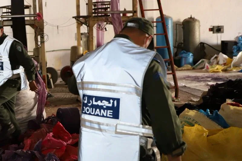 السلطات الضريبية والجمركية تكشف عن شبكات تهريب واستغلال مستودعات غير قانونية