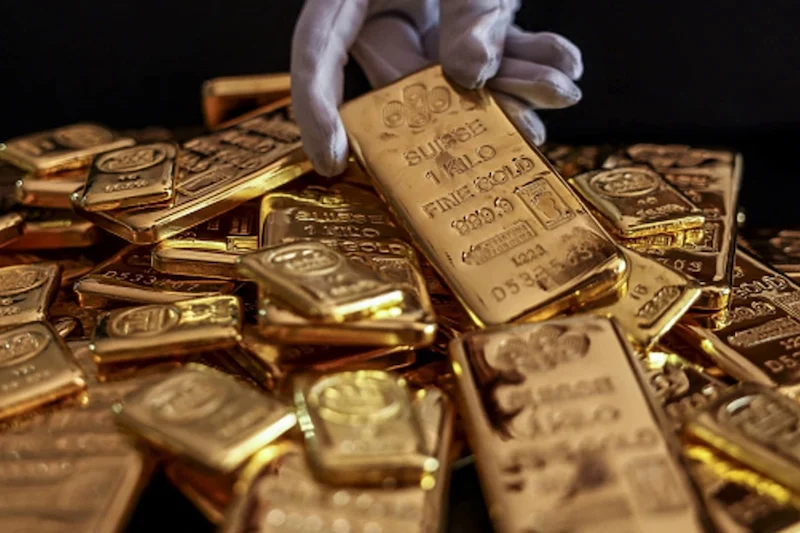 الذهب يهوي لأدنى مستوى في 11 أسبوعاً وسط صعود الدولار والتوترات الجيوسياسية