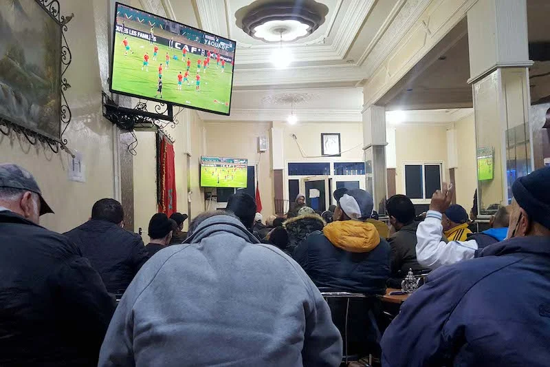 مقاهي المغرب تفتح أبوابها لعشاق “الأسود” وتنقل مبارياته