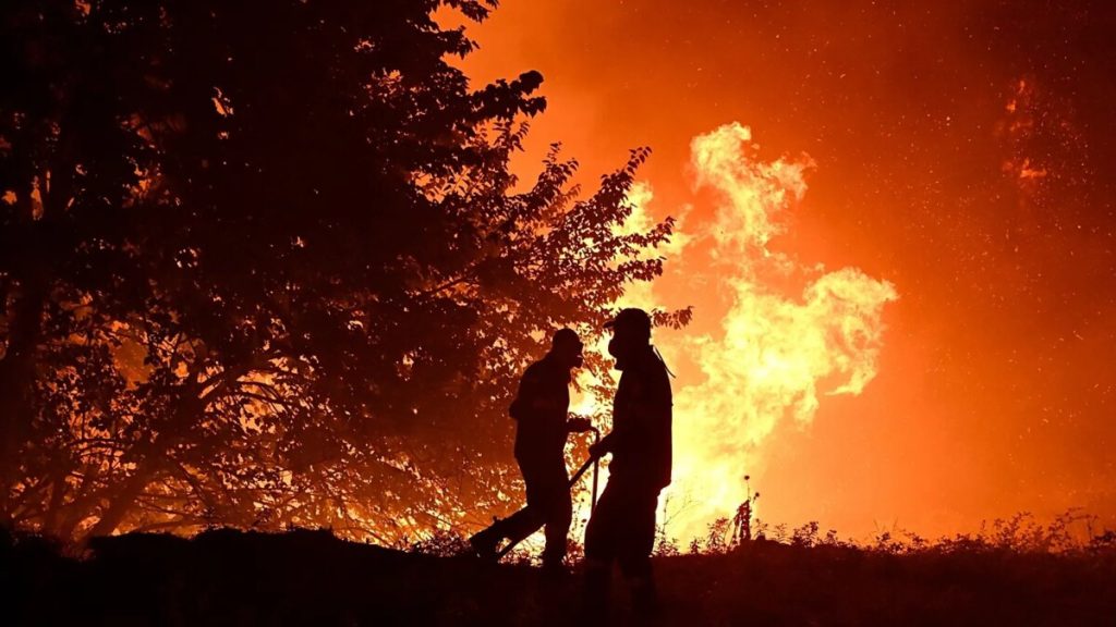مقتل 11 شخصا في حرائق غابات في جنوب إسبانيا