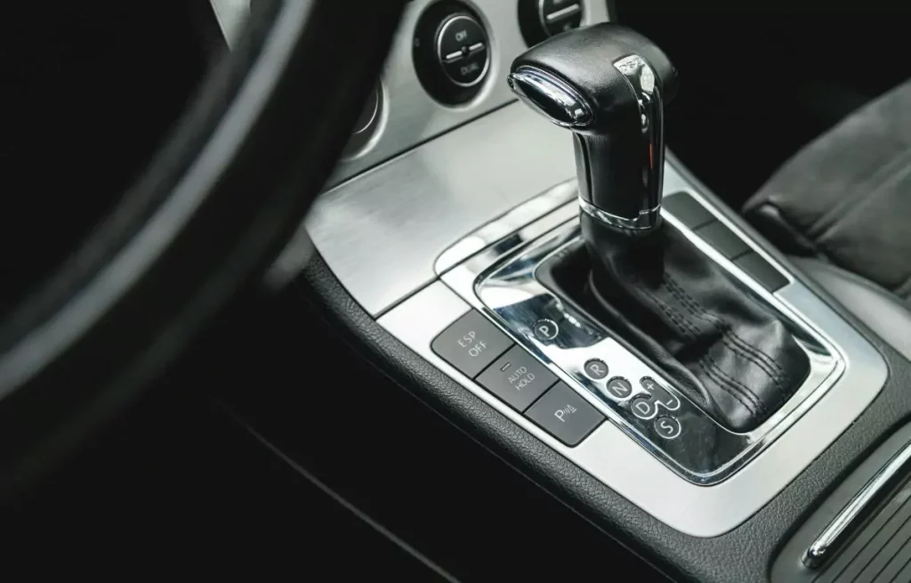 صيانة علبة التروس (Boîte Auto): متى يجب تغيير زيت “القمبرة” أو ناقل الحركة الأوتوماتيكي لحمايته من التلف؟
