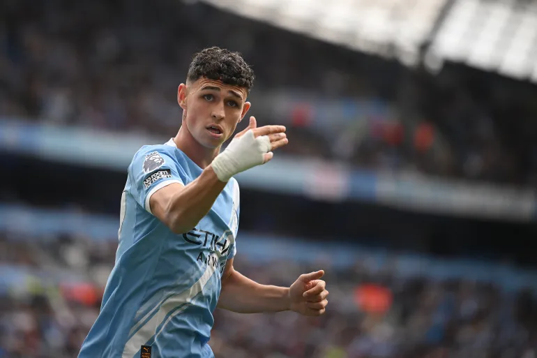 فيل فودين يفقد أعصابه بعد الاعتداء على والدته داخل ملهى ليلي