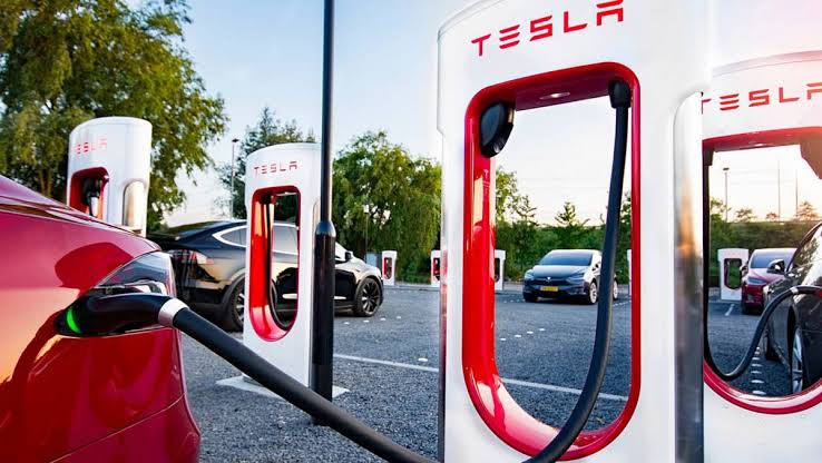 تسلا تعزز شبكة الشواحن الفائقة (Superchargers) وتترسخ رسمياً في السوق المغربي