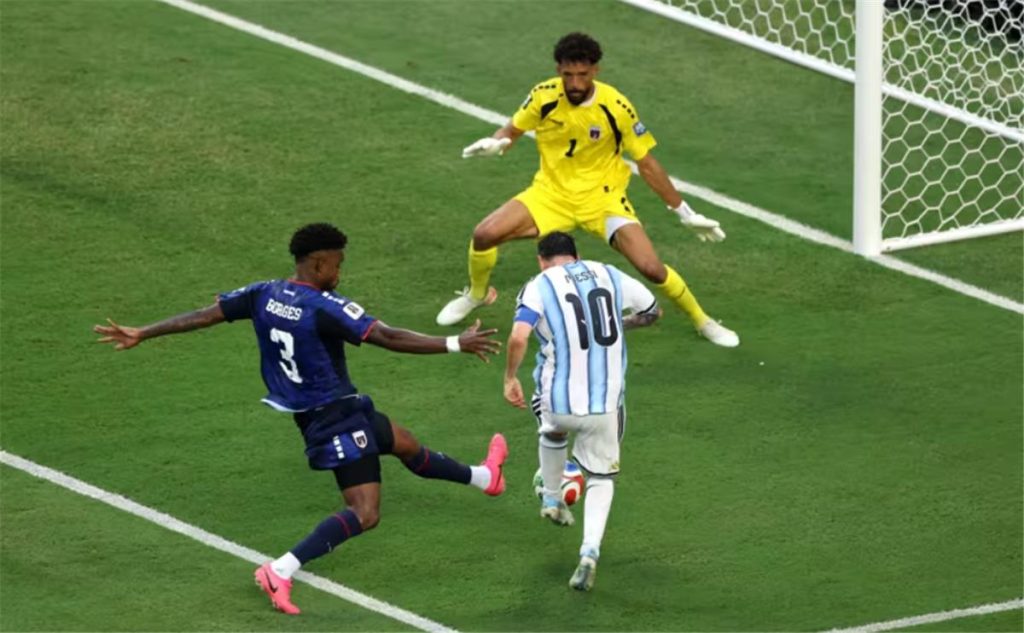الأرجنتين تتجاوز فخ الرأس الأخضر بصعوبة بالغة في ملحمة كروية بكأس العالم
