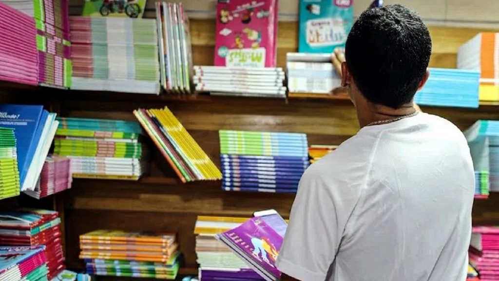 الكتبيون يحذرون من تكرار أزمة كتب «مدارس الريادة» وعودة السوق السوداء