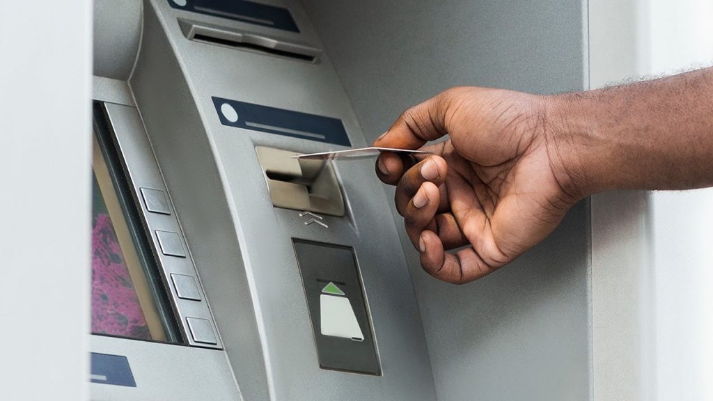المحكمة تلزم بنكا بتعويض زبون 5000 درهم بسبب بطاقة محتجزة
