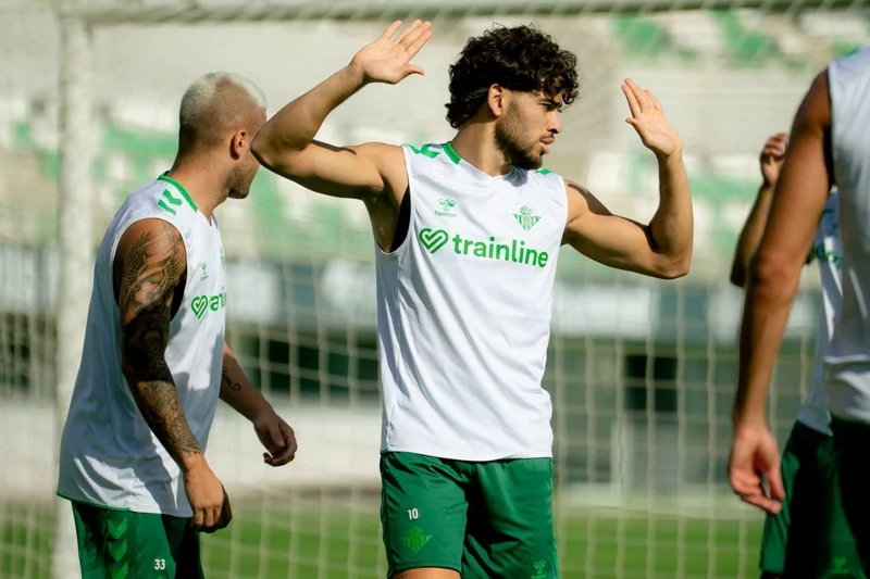 رغم جاهزيته للتدريبات.. الطاقم الطبي لبيتيس يفرمل عودة عبد الصمد الزلزولي
