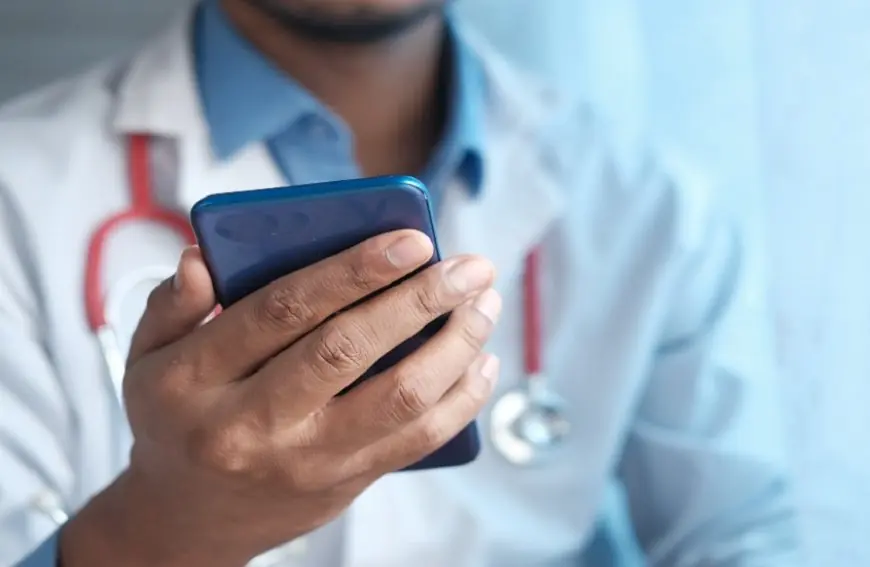 الكاميرا الذكية: رفيق الذاكرة أم عدوها الخفي في عصر “النسيان الرقمي”؟