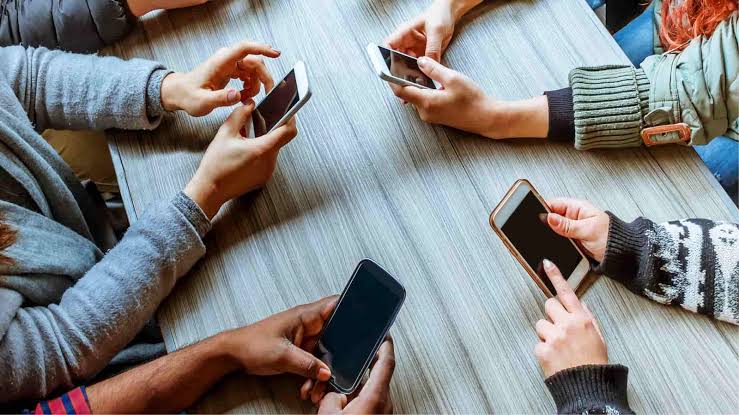 البرتغال تشدد قبضتها: حظر شامل للهواتف الذكية في التعليم الأساسي لتعزيز الانضباط والتفاعل