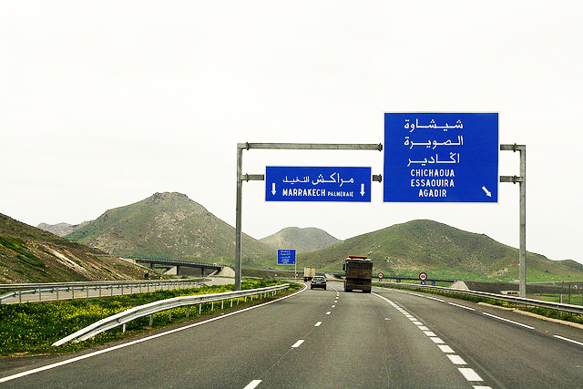 المغرب يواجه تحدي الحرارة المرتفعة: تحذيرات الطرق السيارة للسائقين