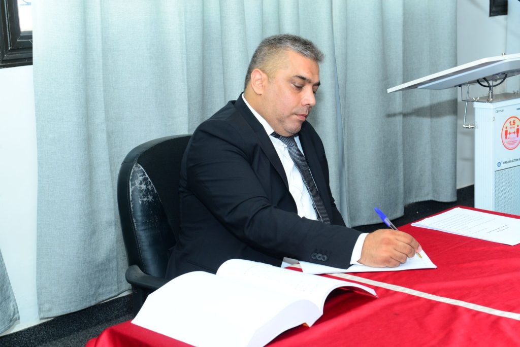 جيوش إلكترونية بسطات: حسابات وهمية تحاصر الصفحة الرسمية لمرشح “البام” عثمان بادل