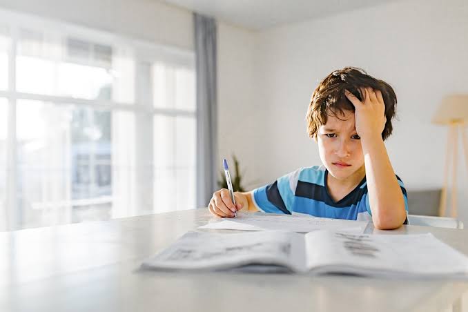 دراسة علمية تربط بين ارتفاع أعراض “ADHD” وتراجع التحصيل الدراسي لدى الأطفال
