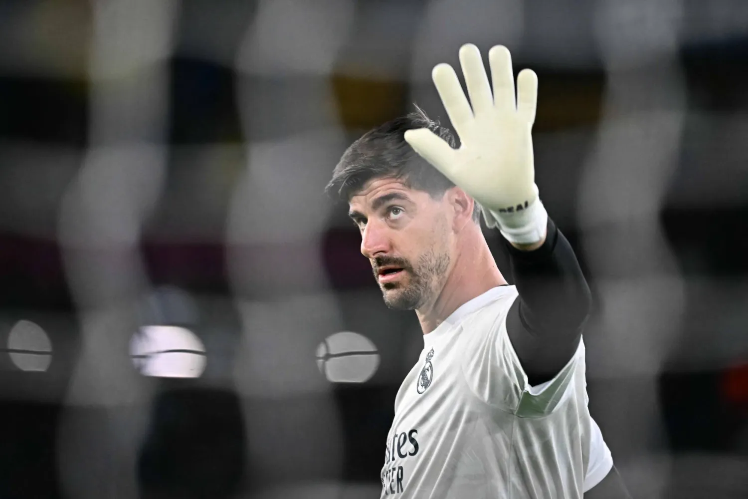 قبل ساعات من الكلاسيكو.. كورتوا خارج حسابات ريال مدريد