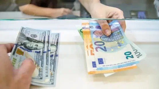 الأورو يرتفع بدعم من انحسار احتجاجات فرنسا وتراجع الدولار