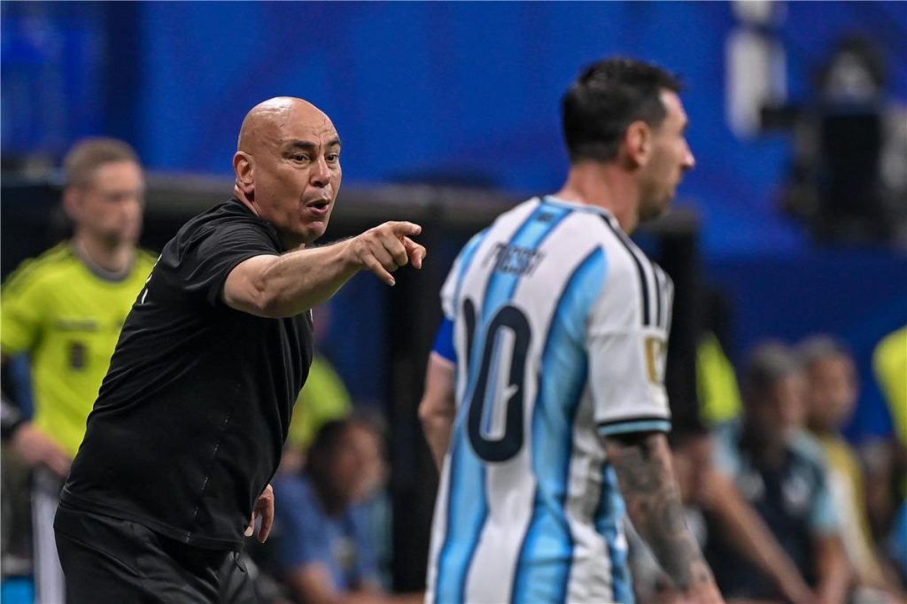 على خلفية مباراة الأرجنتين.. الفيفا يعاقب ثلاثي المنتخب المصري