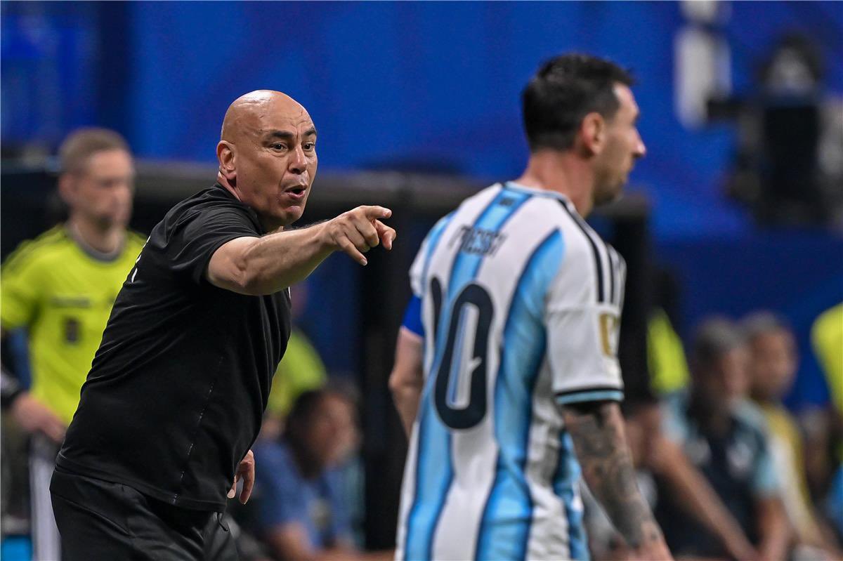 على خلفية مباراة الأرجنتين.. الفيفا يعاقب ثلاثي المنتخب المصري