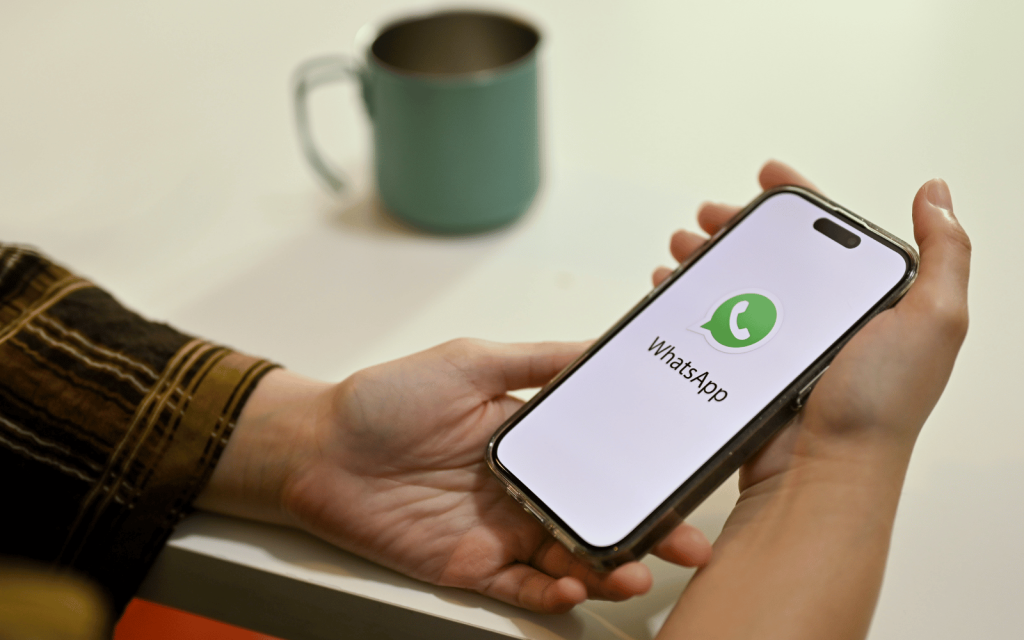 واتساب تختبر ميزة مشاركة الموقع بطلب مباشر داخل المحادثات